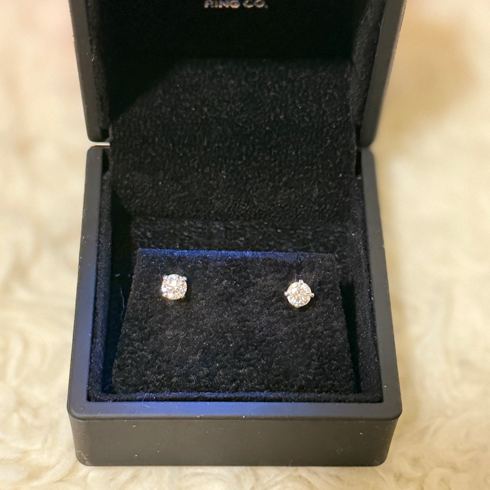 Round Diamond .75 CARAT VS1 14KT White Gold Elegant Silver Stud Earrings